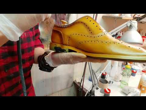 Видео: Как перекрасить обувь// Покраска кожи из чёрного в коричневый