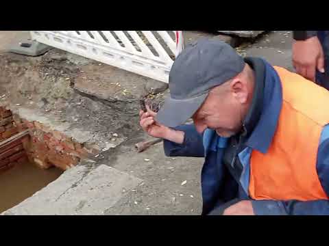 Видео: Замена задвижки с катушкой на натяжной муфте диаметр 300.