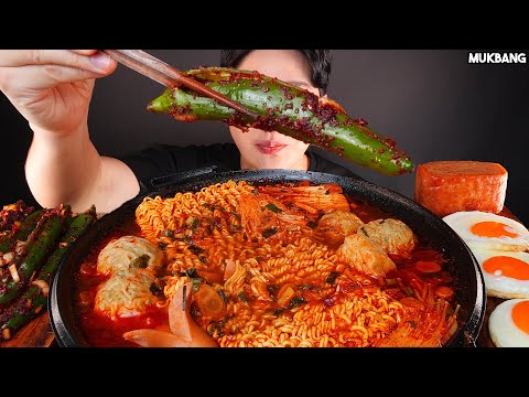 Видео: острая лапша и колбаса SPICY NOODLES 🍜 DUMPLING SAUSAGE SPAM CHILI KIMCHI EATING ASMR MUKBANG