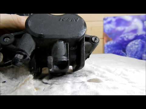 Видео: Суппорта передние, снятие, разборка и дефектовка. Honda CB 400 SF