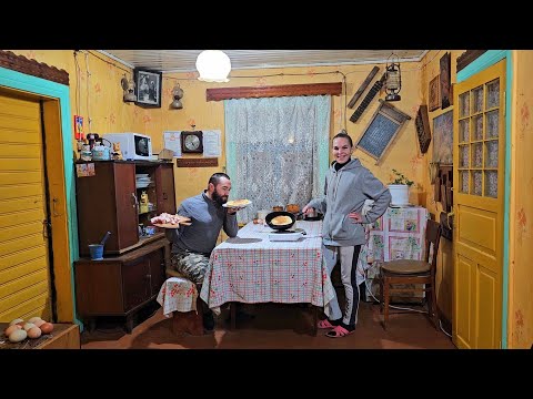 Видео: ЗИМОВКА В СТАРОМ ДЕРЕВЕНСКОМ ДОМЕ! Простая сельская жизнь возле леса!