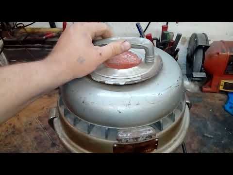 Видео: Обзор пылесоса Уралец. 1970 г.в.