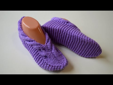 Видео: Тапочки   следки с косой спицами одним полотном