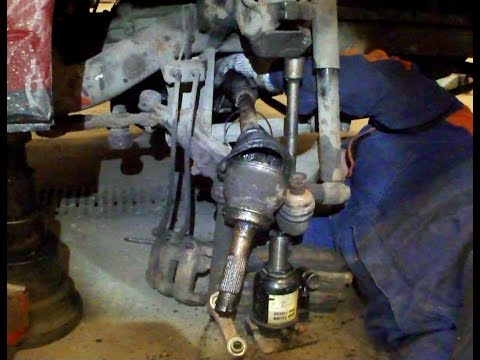 Видео: Снятие полуоси Mercedes100D Dismantling a Front Axle Half Shaft