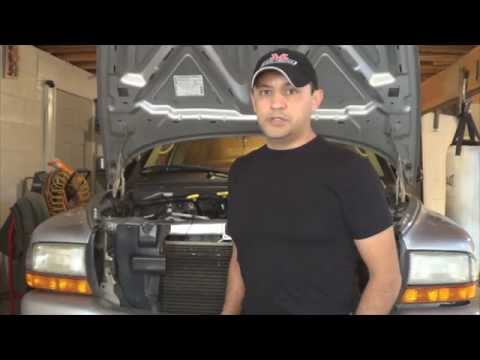 Видео: Замена головки блока цилиндров двигателя Dodge 4 объемом 7 л, часть четвертая от Howstuffinmycarw...