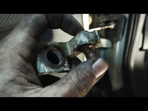 Видео: Как поменять петли на Пассате Б 3. Как поправить провисшую дверь на Пассате Б3.