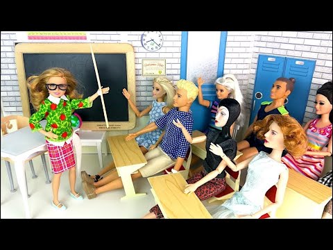 Видео: Учителя Стали Учениками, Мама Подсказывает На Контрольной Мультики Куклы Барби Про Школу IkuklaTV