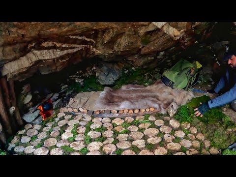 Видео: Постройте ТЕПЛУЮ и УЮТНУЮ ПЕЩЕРУ С КАМИНОМ Внутри - Зимний кемпинг, Приготовление рыбы, Diy