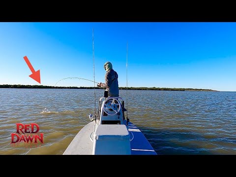 Видео: Рыбалка на большого техасского окуня на моей крошечной лодке