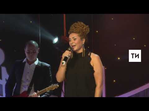 Видео: Зәйнәп Фәрхетдинова “Авылым хатирәсе” җырын башкара