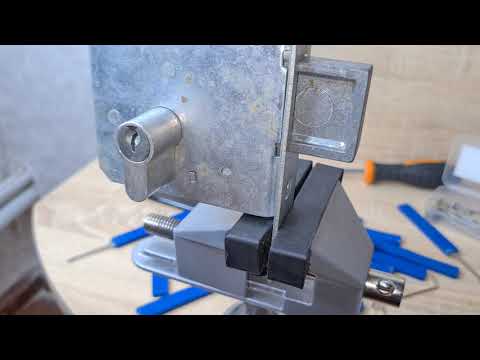 Видео: Вскрытие замка времен СССР