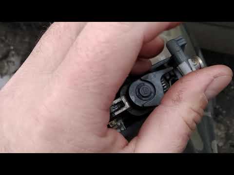 Видео: Регулировка заедающей наружной ручки двери Чери Амулет.