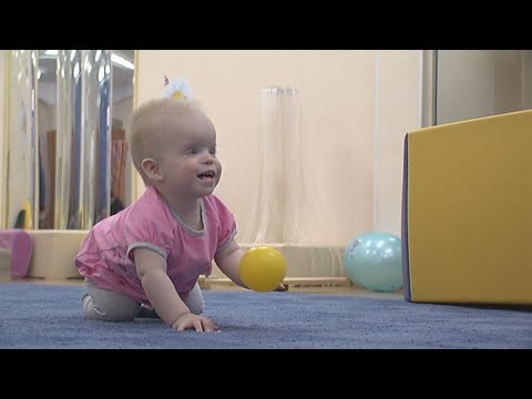 Видео: "Одуванчик" из детдома: маленькая Алиса - в рубрике "Жду маму"