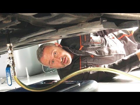 Видео: Замена масла Multitronic - (небольшая загвоздка...!)