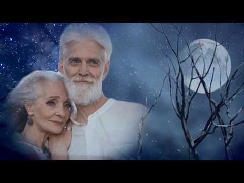 Видео: Необыкновенно красивая песня "Под луной золотой" в исполнении Гульнары Исмаевой.