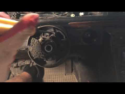 Видео: Замена подрулевого переключателя на Мерседесе w124