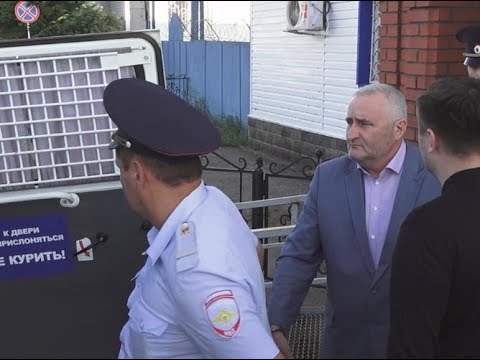 Видео: Руководителей Краснокамского района заковали в наручники.