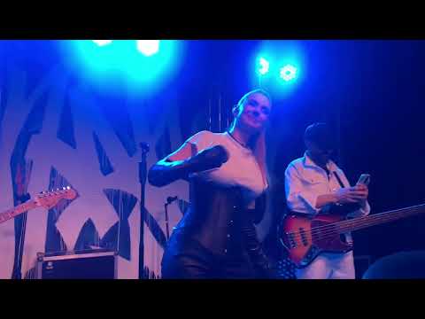 Видео: Лена Катина (t.A.T.u.)-Нас не догонят. 07.11.2025 года, ресторан Токио city, Санкт-Петербург.