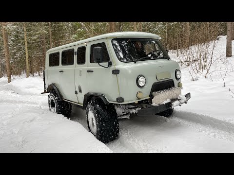 Видео: Я в ШОКЕ!!! ОН ЕДЕТ!!! УАЗ Буханка на шинах Авторос | Пробиваемся к ночлегу в зимнем лесу|