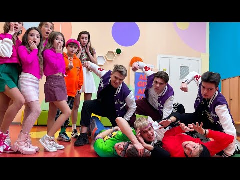 Видео: БИЙКА В КАМПУСА ЗА МОМИЧЕТА 😲 Кой ще спечели? / KiKiDo Campus Bulgarian