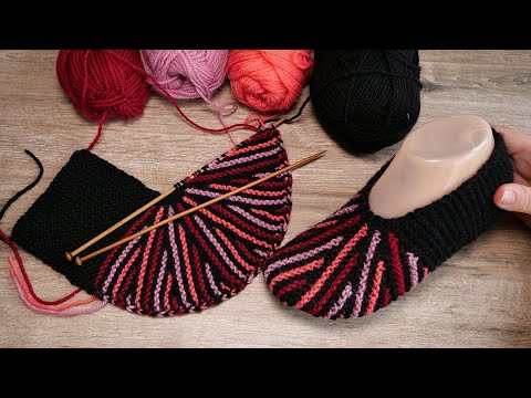 Видео: Следки клиньями на двух спицах 🎨 Slippers with wedges knitting pattern