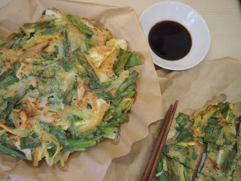 Видео: Традиционная корейская кухня: Оджино па чон (오징어 파전) или оладьи из зелёного лука и кальмара