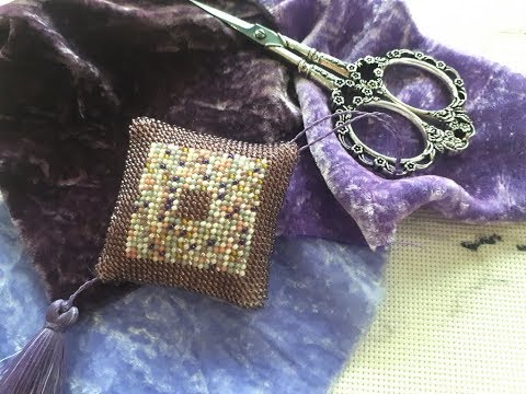 Видео: Вышитая бисером игольница, сборка с использованием бархата | Часть 1