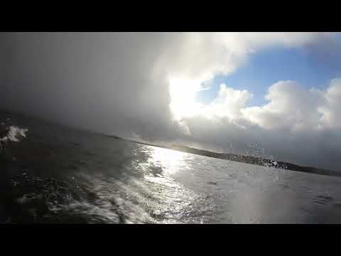 Видео: Селигер осенью. Вода ушла. Попал в шторм на моторной лодке.