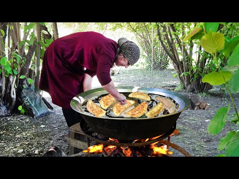 Видео: Sweet Grdandma Готовит куриные эмпанады в деревне