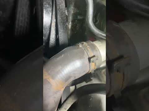 Видео: Замена термостата на Porsche Cayenne 957 4,8