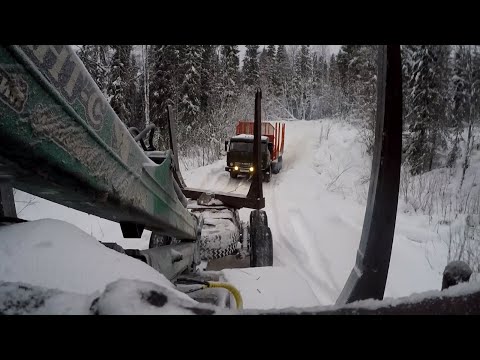 Видео: Камаз не идёт в подъём, помогаю Уралом. Вывозка леса зимой.