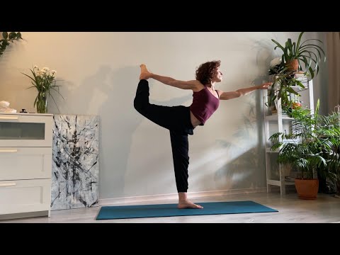 Видео: Йога-зарядка на все тело. Утренний комплекс для энергичного дня