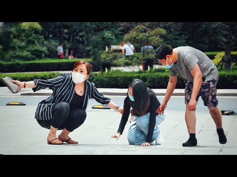 Видео: Девушка падала в обморок от голода из-за снижения веса для парня, что прохожие будут делать?