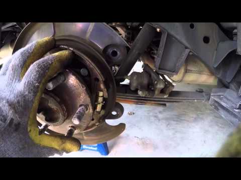 Видео: Как отрегулировать ручной тормоз на Nissan Xterra