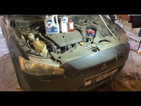 Видео: Легкая замена масла в ДВС Mitsubishi Lancer X (4b10) перешел на масло VALVOLINE SynPower 5W-40