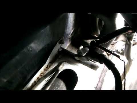 Видео: Основные места протекания воды в Passat B5+. Мокрый пол.Чистим дренажные отверстия.