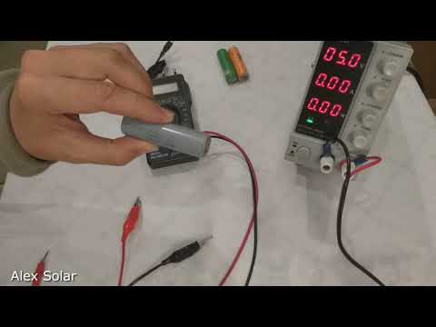 Видео: Перезаряд литиевого аккумулятора 18650. Заряжаю 4 аккумулятора до 5 вольт.