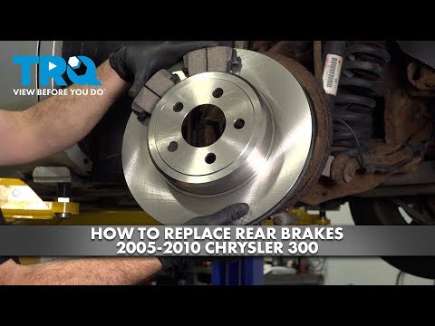 Видео: Как заменить задние тормоза на Chrysler 300 2005-2010 годов