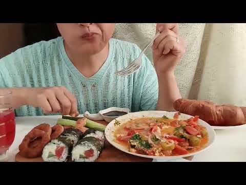 Видео: Мукбанг шакшука, роллы и круассан с шоколадной начинкой