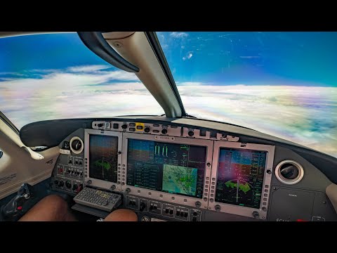 Видео: Полет на самолете Eclipse сквозь ураган