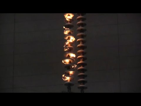 Видео: Испытания гирлянды изоляторов 750 кВ