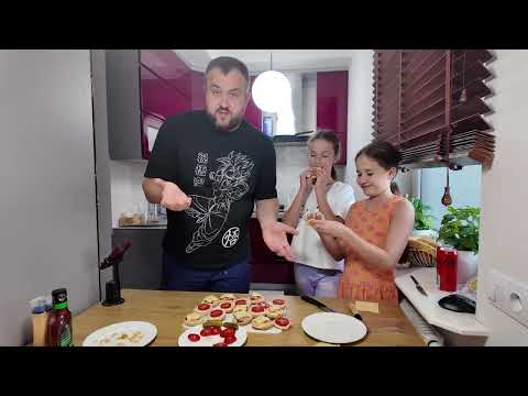 Видео: 👉 Готовим мини-бургеры дома вместе с детьми 🍔 | Весёлый семейный рецепт