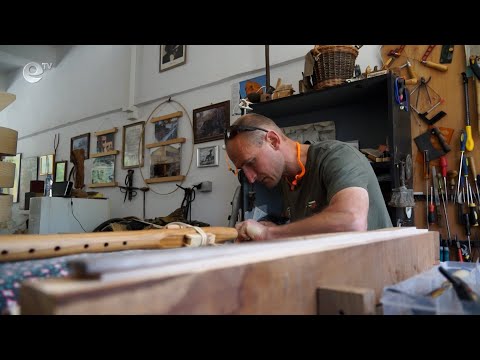 Видео: Истории извън новините - Едната птичка, която прави пролет на село