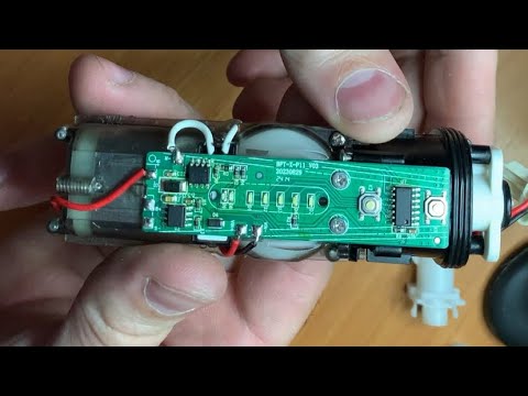 Видео: Как разобрать и починить ирригатор Revyline RLL 450 | Замена аккумулятора без повреждений корпуса