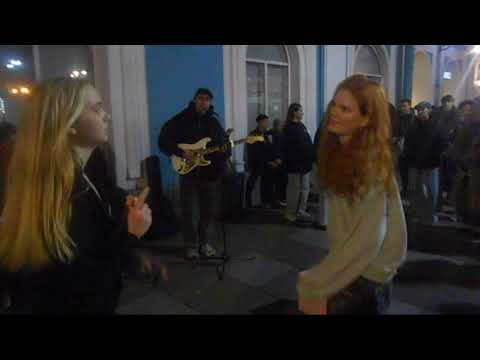 Видео: Уличные музыканты Питер Женя и Настя на Невском 4 ноября ч3 - А на море белый песок