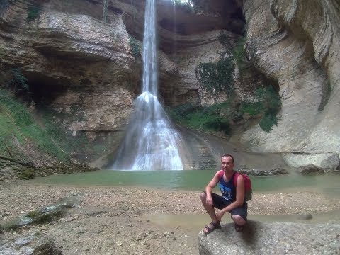 Видео: На Дастере по Абхазии. Часть 4: Барьяльский водопад, начало Кодорского ущелья, Шакуранский водопад