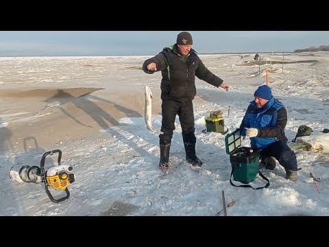 Видео: Рыбалка на Амуре в Хабаровском крае в глухозимье. Рыбачим в тепле с печкой Смуглянка 2