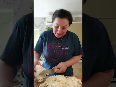 Видео: Мы практически уже привыкли друг к другу😅 Они как домашние животные 😺 Засолила капусту 🥬