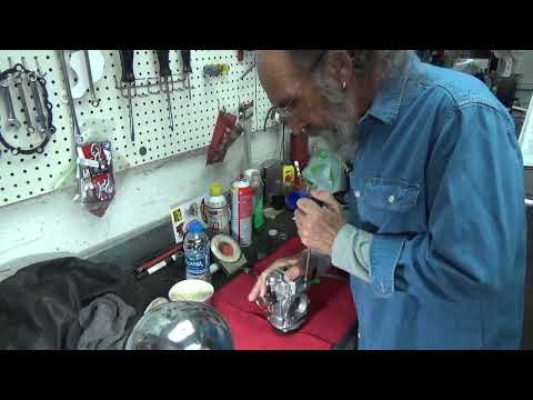 Видео: Карбюратор Harley CV Фреда нуждается в чистке.