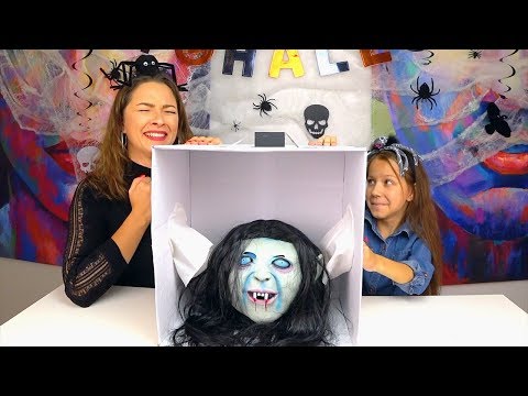 Видео: ЧЕЛЛЕНДЖ Что в Коробке на ХЕЛЛОУИН What’s in the Box Halloween Challenge / Вики Шоу